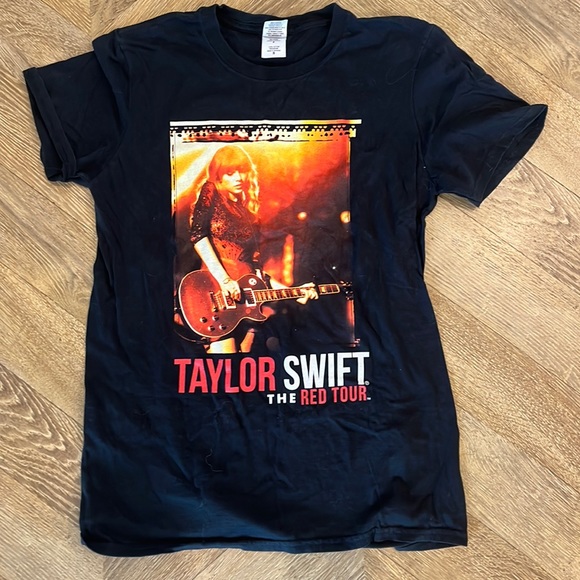Taylor Swift Red Tour Shirt - Picture 2 of 4